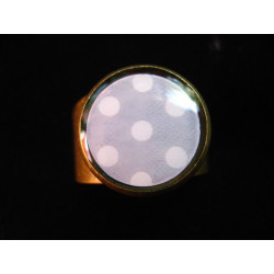 Small cabochon ring, white dots on a light gray background