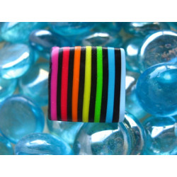 Petite bague pop, rayures multicolores, sur fond noir, en Fimo