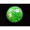 Bague dome, miniperles vertes mobiles, dans une demi-sphère en plexi
