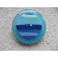 Very large ring, blue camaieu cabochon in fimo, on blue resin background