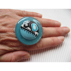 Very large ring, turquoise and gray cabochon in fimo, on turquoise resin background