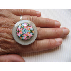 Large ring, psychedelic cabochon in fimo, on a white resin background