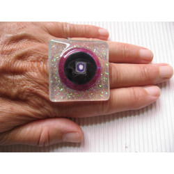Very large ring, black and purple fimo cabochon, on a pearly white resin background