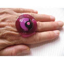 Large ring, graphic fimo cabochon, on purple resin background