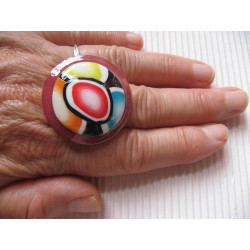 Large ring, multicolored cabochon in fimo, on a pearly red resin background