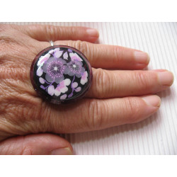 Large ring, purple camaieu flower cabochon, on purple resin background