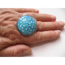 Large ring, blue camaieu floral cabochon, on a pearly white resin background