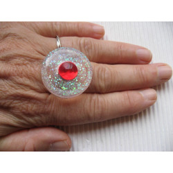 Graphic ring, red pearl, on pearly white resin background