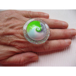 Very large ring, green and white spiral in fimo, on a pearly white resin background