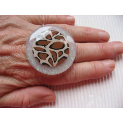 Very large ring, brown Leopard motifs in fimo, on a pearly white resin background