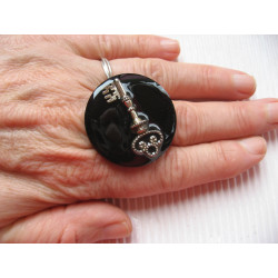 Big ring, The key of happiness, on black resin