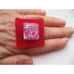 Very large square ring, pink camaieu floral motif cabochon in fimo, on a red resin background