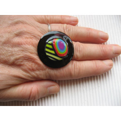 Large graphic ring, multicolored fimo cabochon, on a black resin background