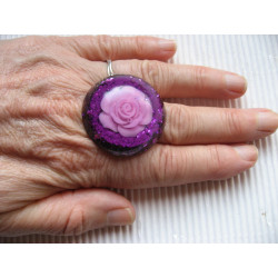 Large cabochon ring, violet flower, on purple resin background