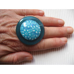 Very large ring, turquoise and white floral motif cabochon in fimo, on a blue resin background