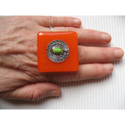 Very large square ring, silver metal charm and marbled pearl, on orange resin background