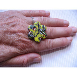 RING flower, multicolored cabochon on yellow background in Fimo