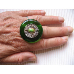 Large ring, silver metal charm and marbled pearl, on a green resin background