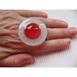 Very large graphic ring, large pearl red, pearl white resin