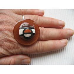 Large ring, brown and beige fimo cabochon, on a brown resin background